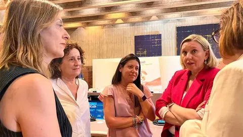 La consejera Maeztu, durante la Conferencia Sectorial de Infancia y Adolescencia, junto a consejeras del ramo de otras Comunidades Autónomas
