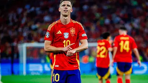 Dani Olmo celebra un gol con la selección española