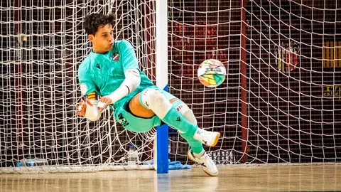 Raúl Jiménez realiza una parada en un partido con el Levante