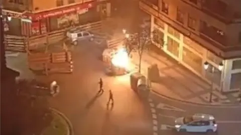 Contenedor ardiendo en la Avenida de Zaragoza en Tudela