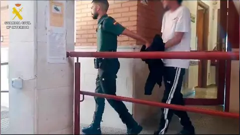 Agente de la Guardia Civil realiza una detención en Tarazona2