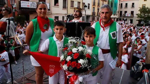 Saludo-homenaje e imposición del pañuelo rojo a Santa Ana