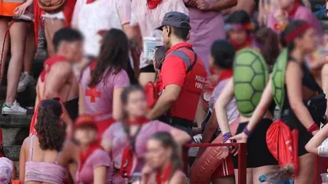 Jóvenes en la Plaza de Toros de Tudela con Policía Foral