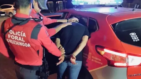 Policía Foral varón detenido Tudela esposado montando en coche
