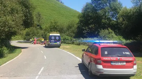 Policía Foral atendiendo uno de los accidentes ocurridos durante este pasado fin de semana
