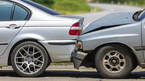Choque entre dos coches. Imagen de archivo