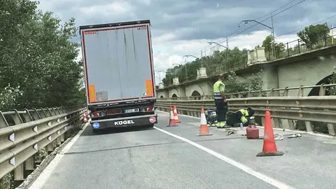 Obreros reparando el puente de Marcilla mientras pasa un camión. Foto Facebook Por un puente Marcilla-Villafranca Na-660