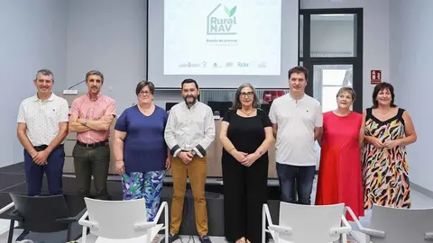 En el centro, el director general Jesús Mari Rodríguez, acompañado del resto de participantes en el acto de presentación del proyecto RuralNAV