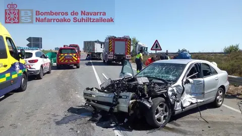 Choque entre un coche y un trailer en Funes