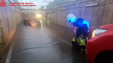castejón coche atrapado por el agua en un paso subterráneo