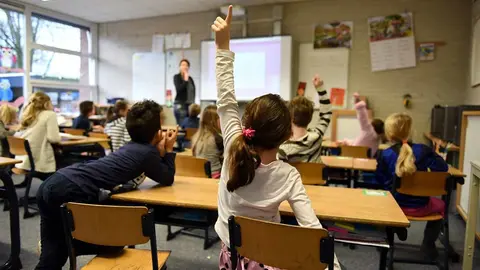 niños y niños en un aula