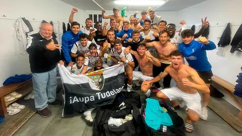 La plantilla del Tudelano celebra su victoria en Subiza