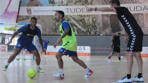 'Cone' da instrucciones a sus jugadores durante un entrenamiento