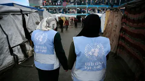 Trabajadoras de UNRWA en una de las escuelas refugio de la Agencia Ashraf Amra UNRWA España