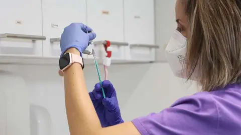 Una enfermera prepara una dosis de vacunación