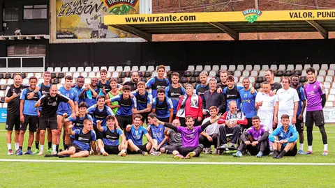 plantilla del Tudelano con alumnos del centro CAIDIS La Atalaya