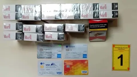 tarjetas decomisada y tabaco estafado