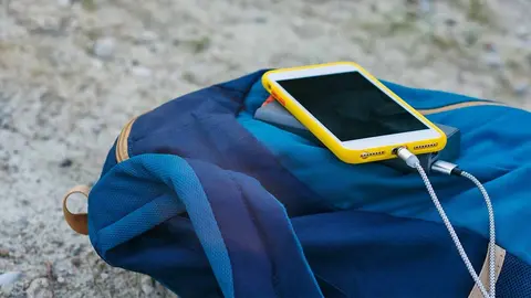 móvil sobre una mochila2