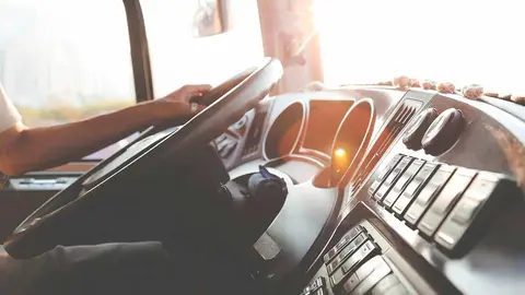 persona conduciendo un autobús