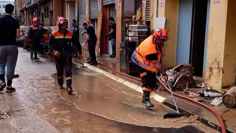 voluntarios protección civil milagro en valencia