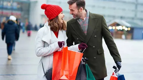 Una pareja disfrutando de un día de compras navideñas