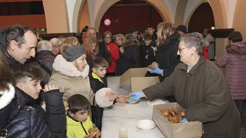 Festividad de San Antón en Cortes 2025. Reparto de tortas de manteca