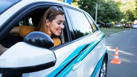 Una alumna practica maniobras durante una clase en una autoescuela. Foto: Freepik
