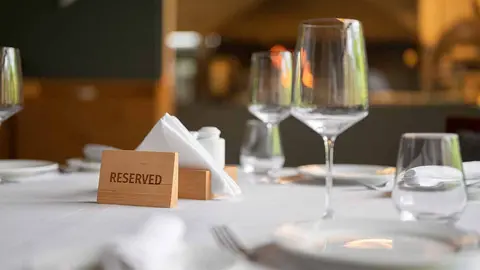 mesa reserva restaurante Foto Freepik