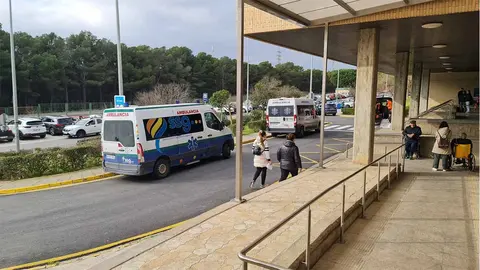 Ambulancias frente a la entrada del Hospital Reina Sofía de Tudela (1).  Foto Tudelahoy