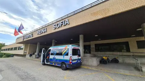 Facahada del Hospital Reina Sofía de Tudela con Ambulancia.  Foto Tudelahoy