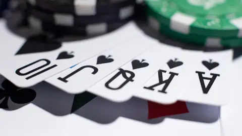 Jugar con cabeza: lo que el póker puede enseñarnos sobre decisiones cotidianas