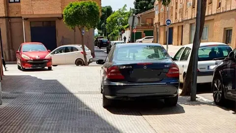 coches estacionados en la acera corella