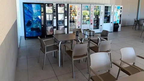 Máquinas de autoservicio en las piscinas de verano Clara Campoamor