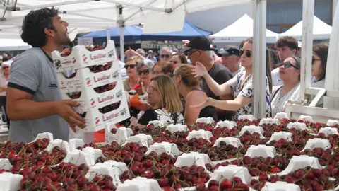 Venta de cerezas en la 24º Fiesta de la Cereza de Milagro 2025