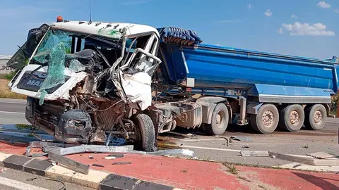 Estado en el que quedó uno de los camiones que se vio implicado en el accidente de Corella