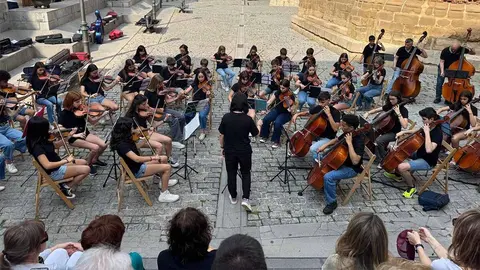 orquesta de cuerda del Conservatorio Fernando Remacha tocando en la Plaza Vieja de Tudela