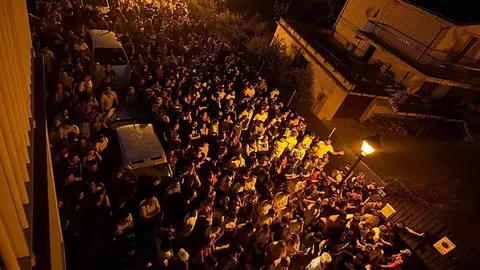 vecinos de marcilla salen a la calle para pedir el cierre del centro de acogida de menores