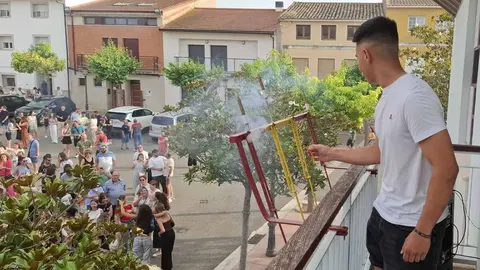 Mario Mayor lanzando el cohete de las Fiestas de la Juevntud 2025 en Fontellas