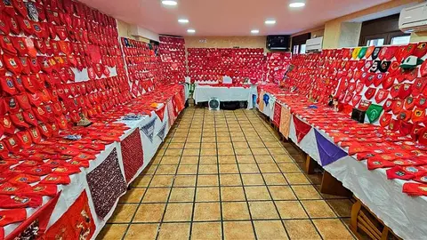 exposición de pañuelos rojos de fiestas de Guillermo Garnica