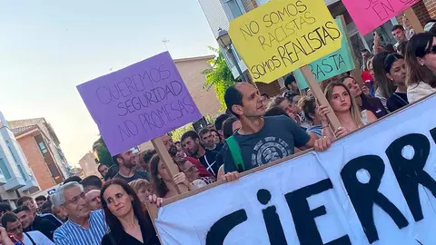 Manifestación en Marcilla para pedir el cierre del centro de menores (4)