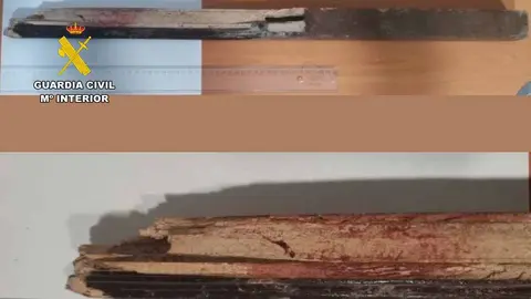 palo de más de 70 centímetros con restos de sangre