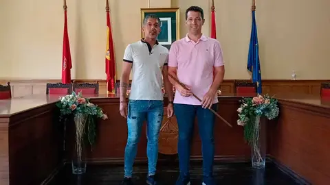 raúl becerra y enrique villafranca en el salón de plenos del ayuntamiento de buñuel