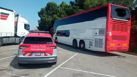 Autobús parado en la estación de servicio de la AP-68 en Tudela