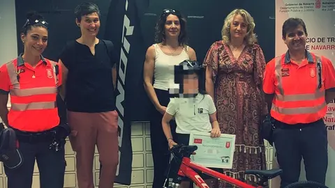 Una de las alumnas premiadas en el concurso, tras recibir la bicicleta y el casco en su centro escolar