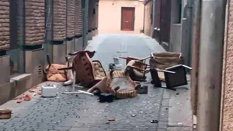 Daños ocasionados en la cristalera de un establecimiento de Corella