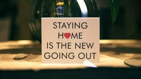 Actividades emocionantes para una escapada romántica sin salir de casa