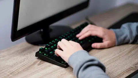 usuario manipulando un ordenador Foto: Freepik