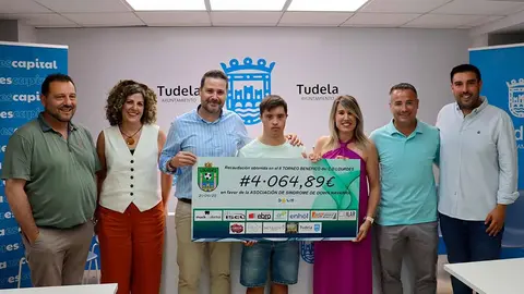 entrega de la recaudación obtenida en el torneo benéfico del CD Lourdes