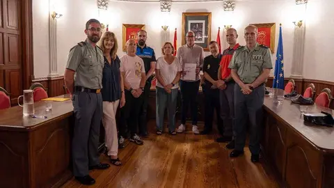 Representantes de los distintos cuerpos policiales y autoridades locales tras la firma del protocolo de colaboración en la Junta Local de Seguridad de Corella