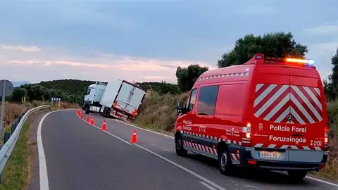 Camión accidentado tras salirse de la carretera en Ablitas